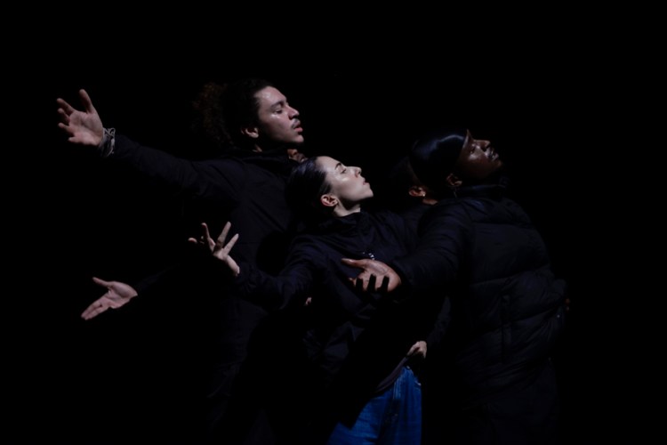 'ASMANTI (MIDI-MINUIT) - Compagnie Hylel - Direction artistique et chorégrraphie : Marina Gomes - Assistée d'Elias Ardoin - Musique : Arsène Magnard - Lumières : Paul Coissac - Coaching théâtral : Jordan Rezgui - Interprétation : Ayaba Ardoin, Maélo Hernandez, Marina Gomes, Yanice Djae, Andréas Maanli - Dans le cadre de la Soirée Carte Blanche à La Baraka du Festival Kalypso, 10eme édition - A la Maison des Arts de Créteil - Le 15 novembre 2022 - Photo : Benoîte FANTON